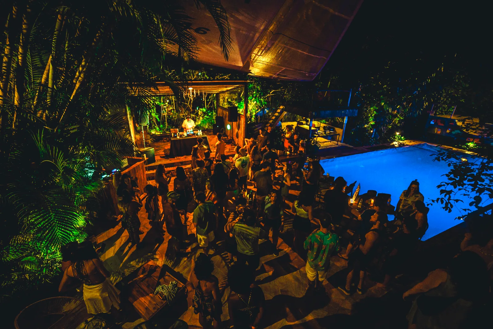 Área social à noite no Hostel da Vila, Ilhabela