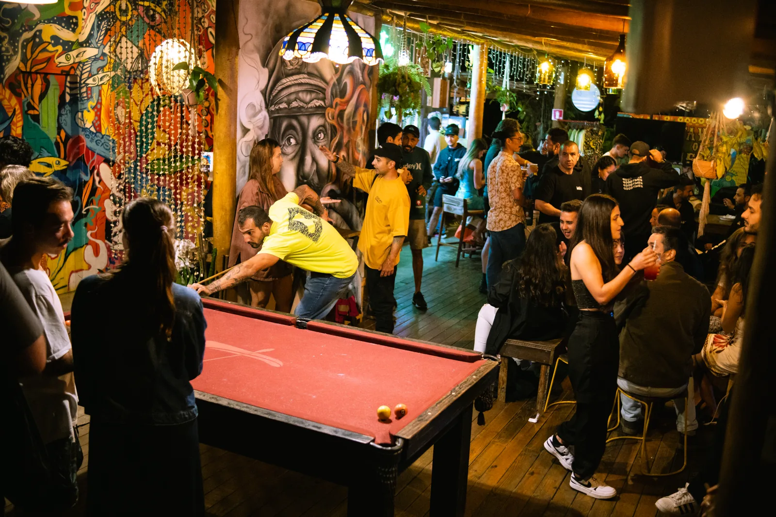 Bar e convivência à noite no Hostel da Vila