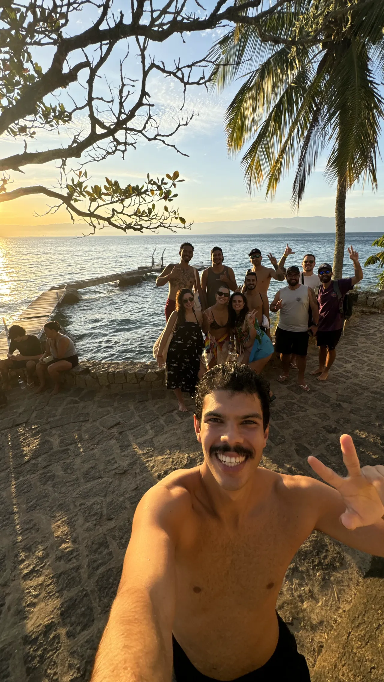 Equipe e hóspedes na área social do Hostel da Vila, Ilhabela